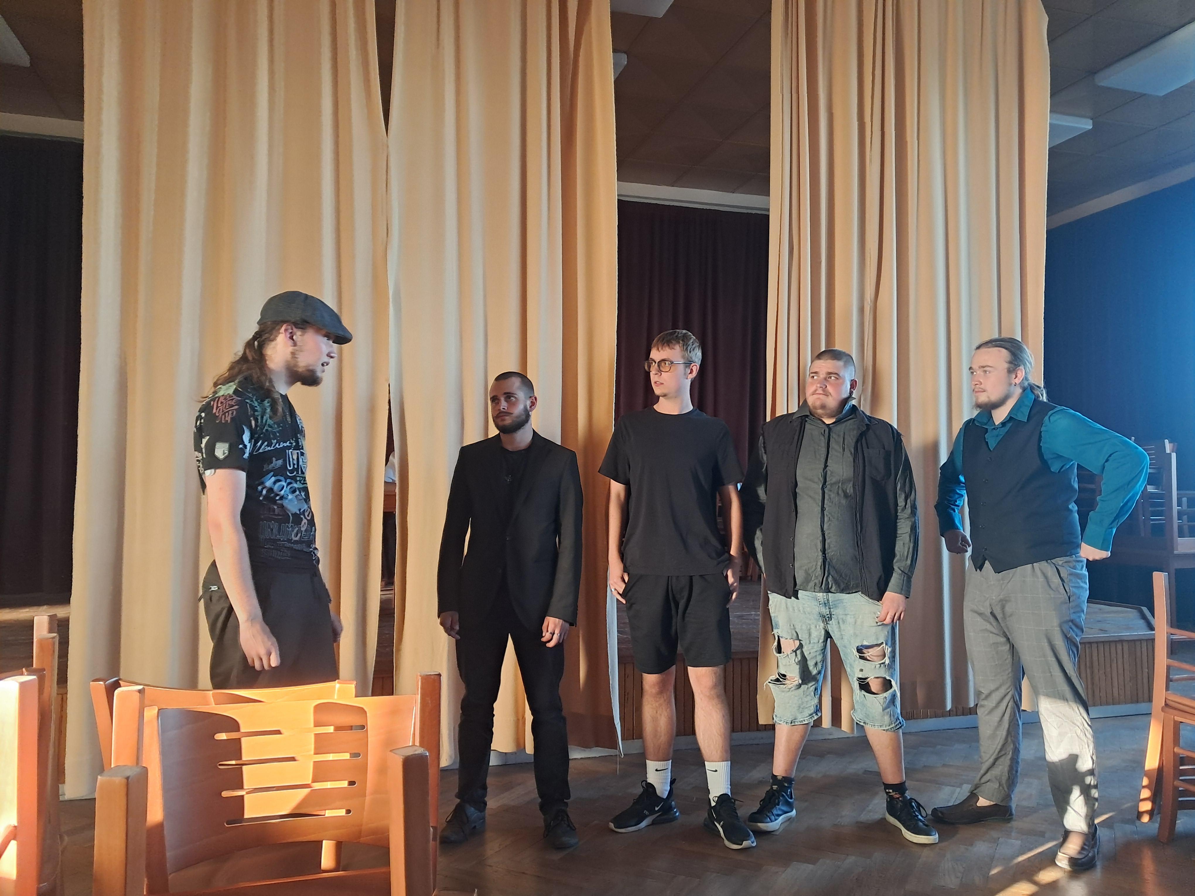 Budka na Fox street – divadlo_divokych_diletantu_budka_na_fox_street_4_mthgpzjjg1.jpeg